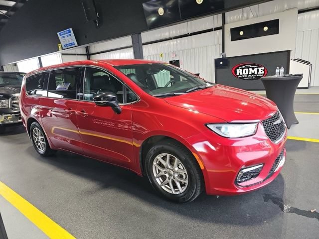 Used 2025 Chrysler Pacifica Select FWD image 3