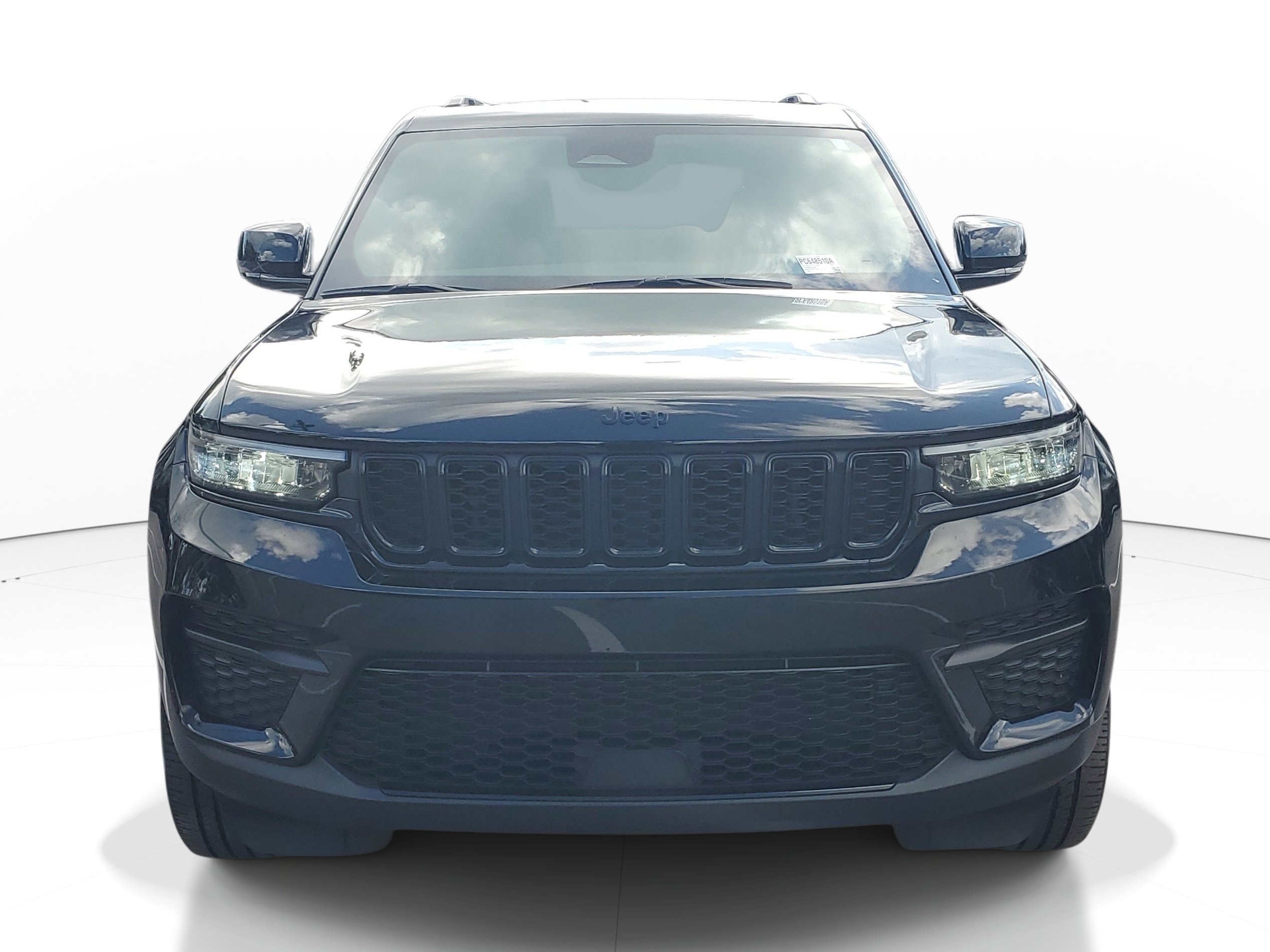 Used 2023 Jeep Grand Cherokee Altitude RWD image 3
