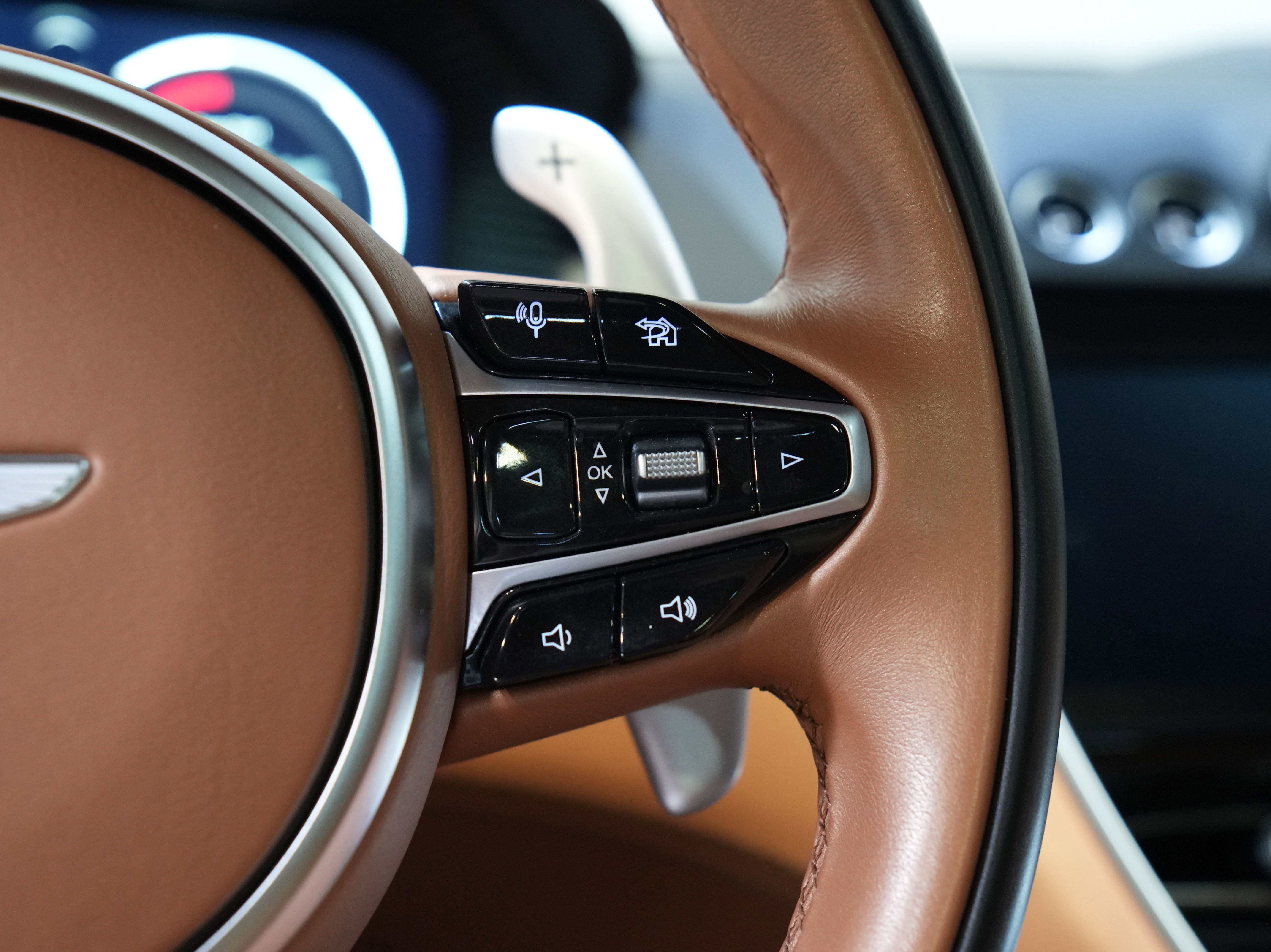 Used 2021 Aston Martin DBX AWD/4WD image 40