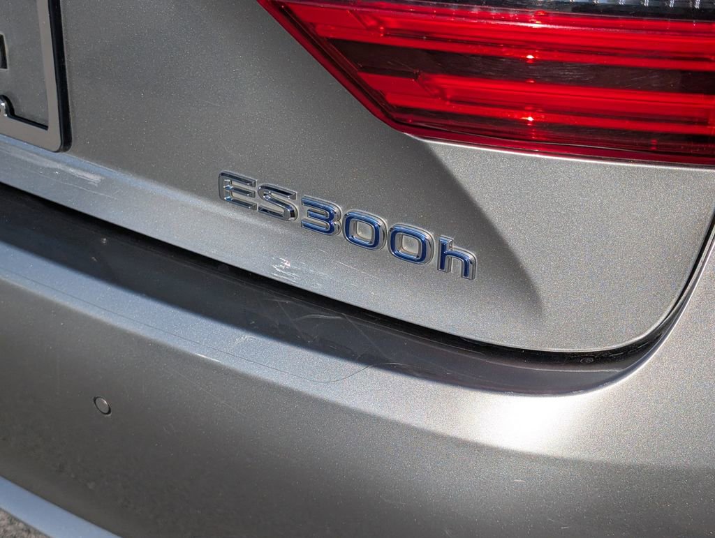 Used 2016 Lexus ES 300h w/ Luxury Package w/Wood Trim image 23