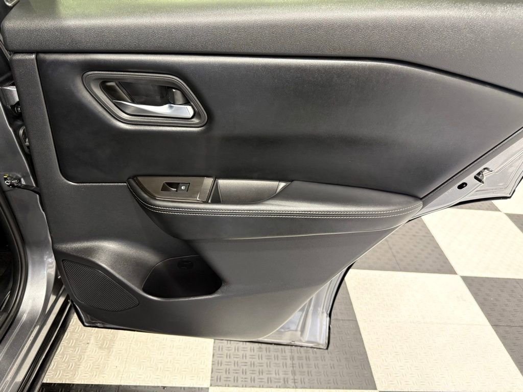 Used 2025 Nissan Rogue SV FWD image 24