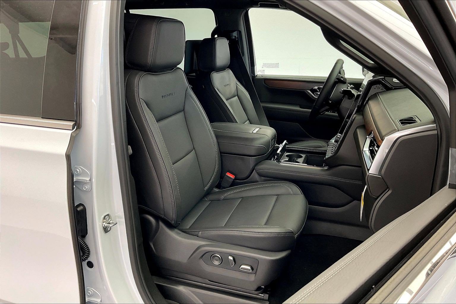 New 2026 GMC Yukon XL Denali w/ Denali Reserve Package AWD/4WD image 9