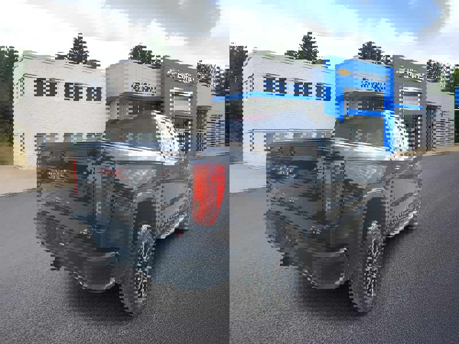 Used 2024 GMC Sierra 1500 AT4 w/ AT4 Premium Package image 4