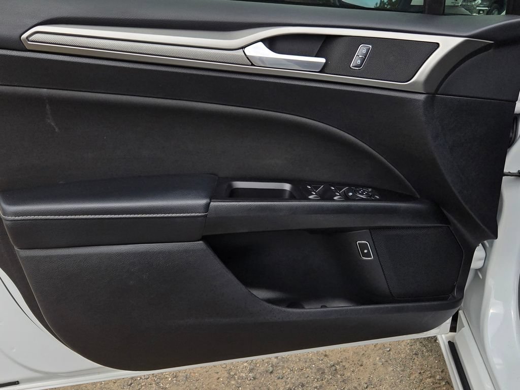 Used 2017 Ford Fusion SE FWD image 10