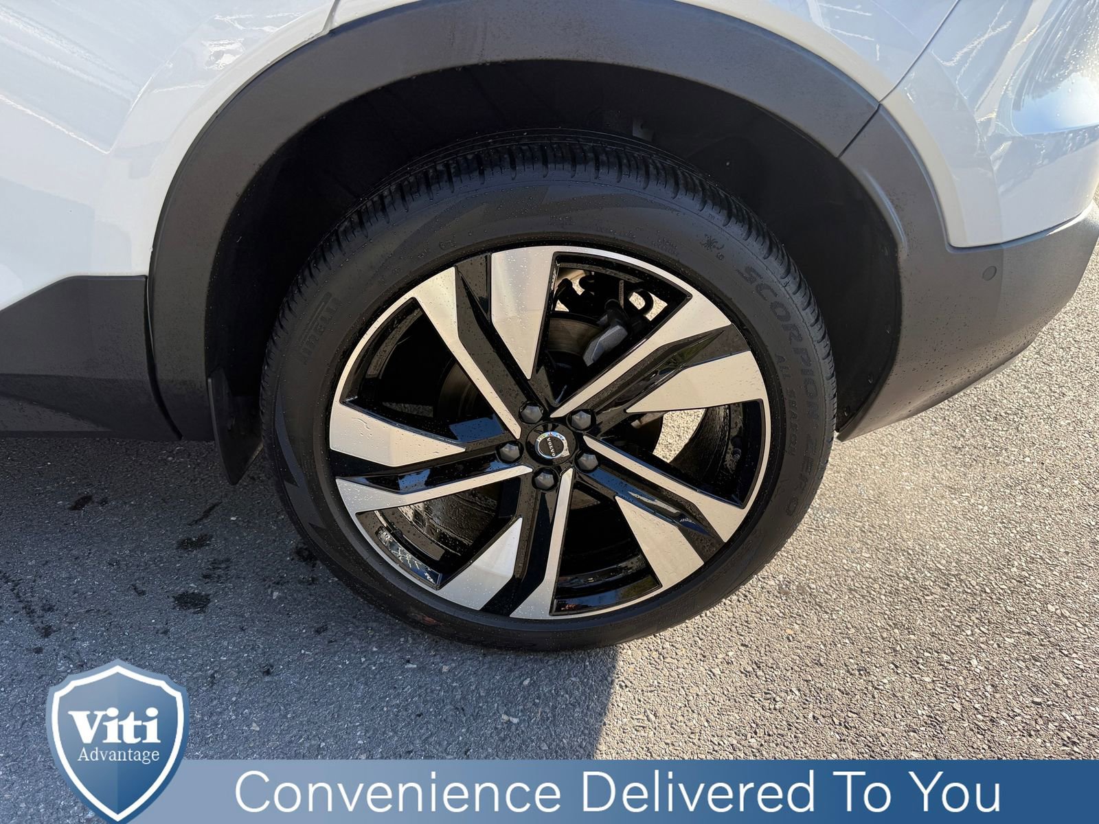 Certified 2024 Volvo XC40 B5 Ultimate w/ Protection Package Premier image 13