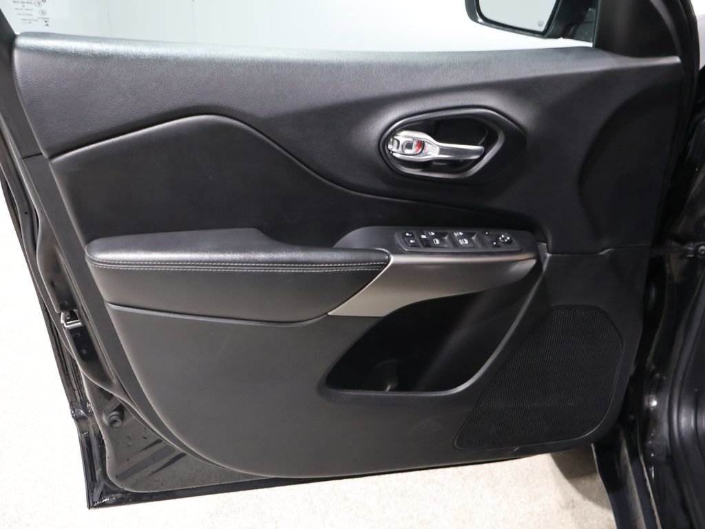 Used 2021 Jeep Cherokee Latitude Lux w/ Comfort/Convenience Group image 14