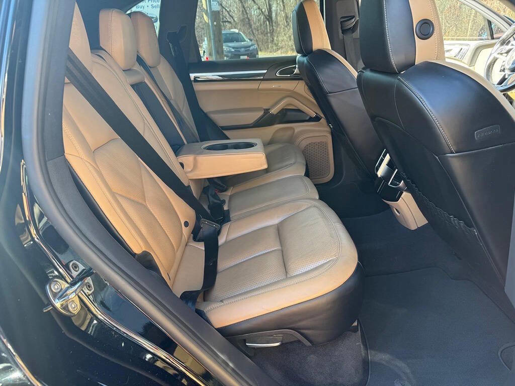 Used 2017 Porsche Cayenne Platinum Edition w/ Premium Package (PJV) AWD/4WD image 27