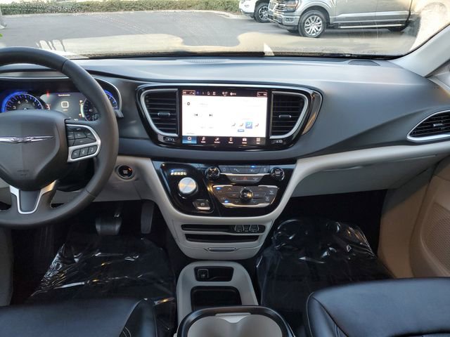 Used 2024 Chrysler Pacifica Touring-L image 13