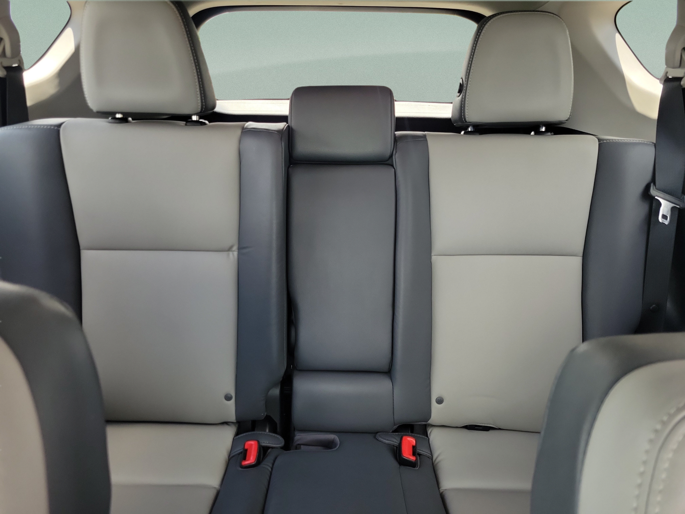 Used 2015 Toyota RAV4 Limited w/ Technology Package FWD image 9