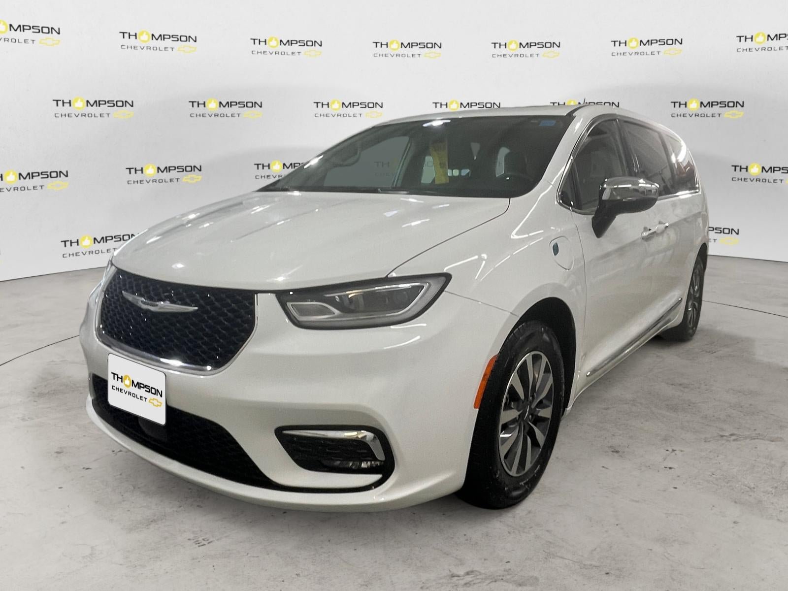 Used 2023 Chrysler Pacifica Limited FWD image 1