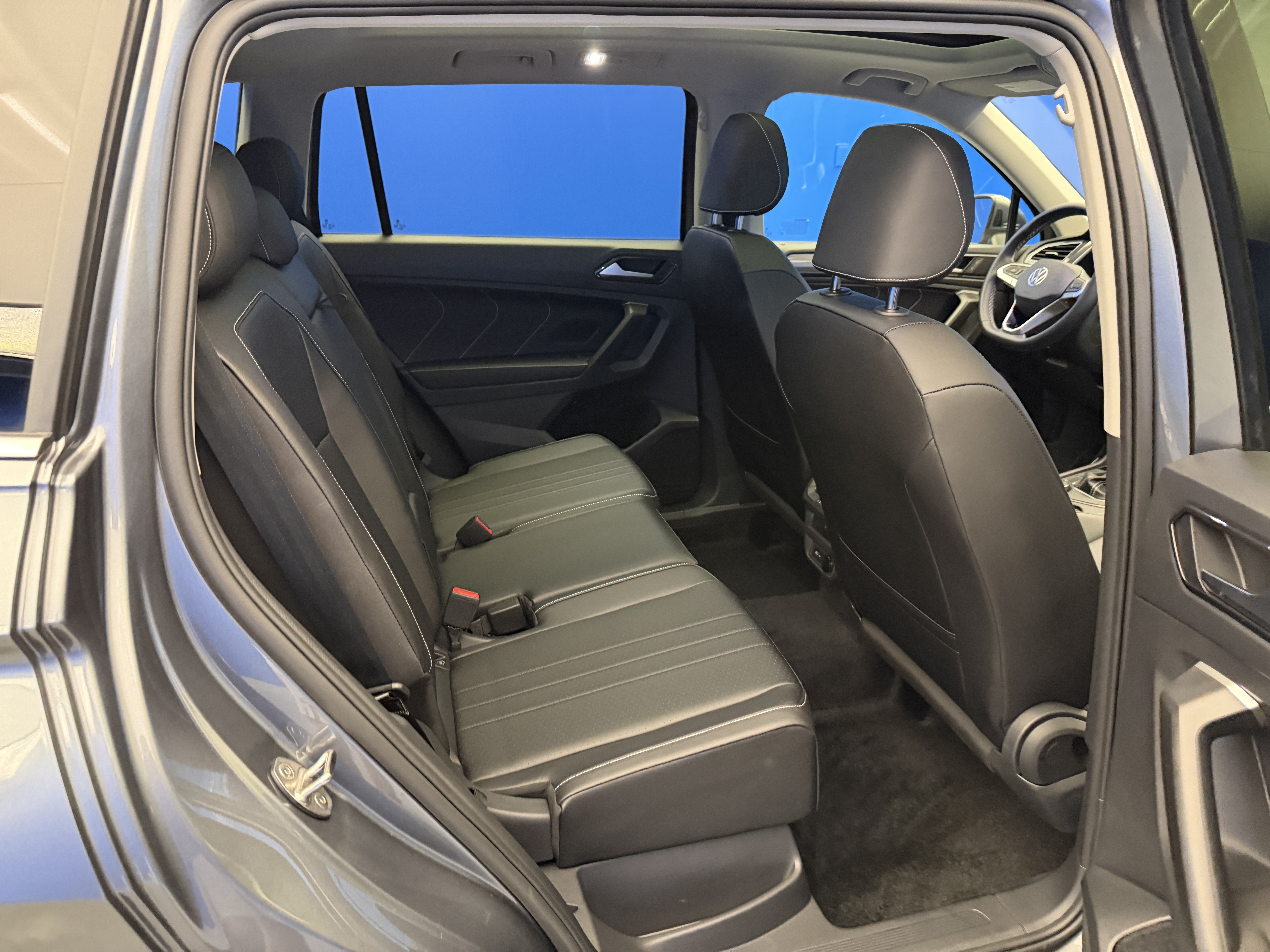 Used 2024 Volkswagen Tiguan SE AWD/4WD image 26
