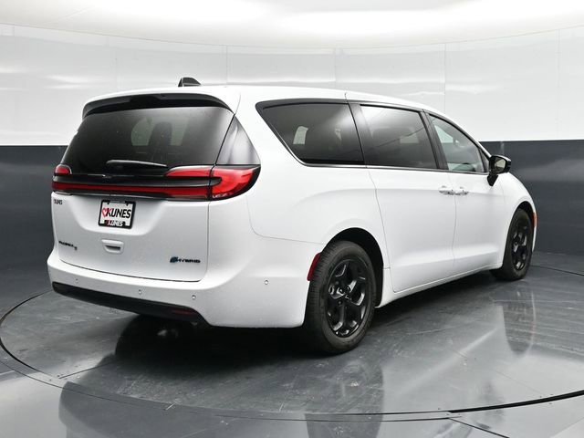 Certified 2024 Chrysler Pacifica Select image 10