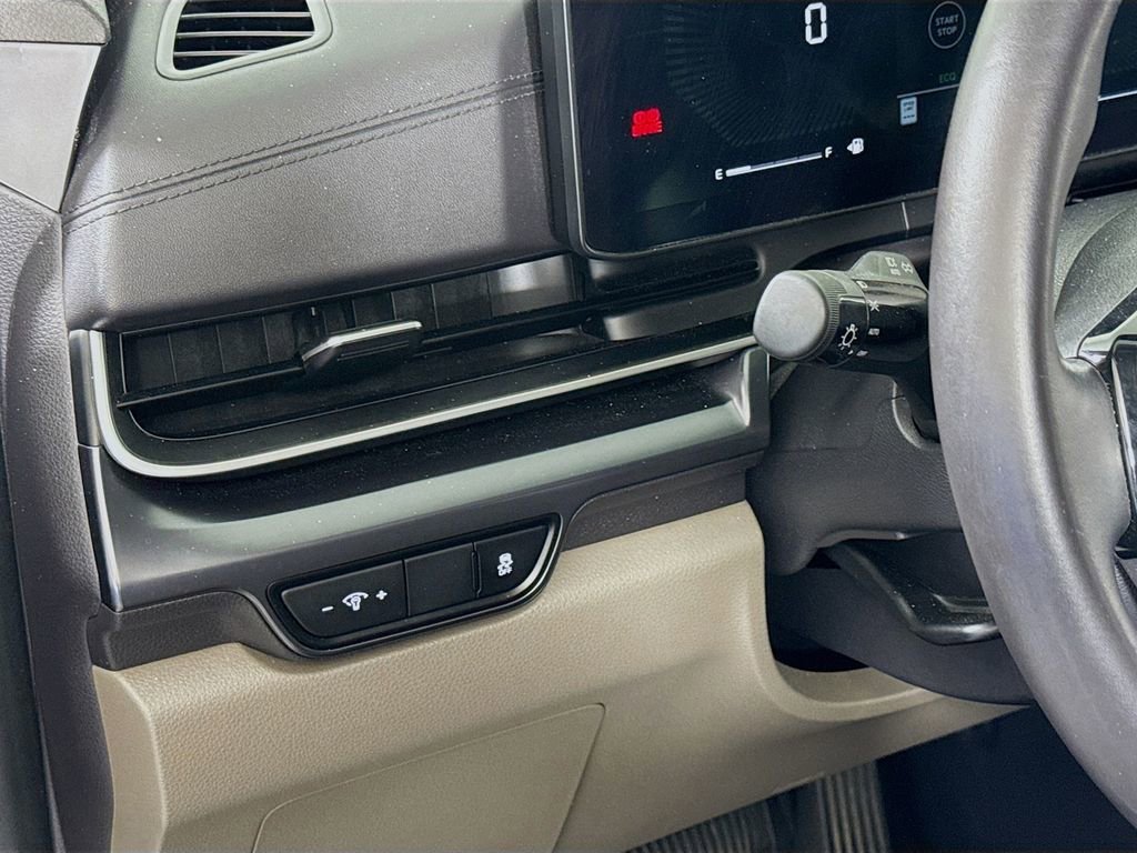 Used 2025 Kia Carnival FWD image 10