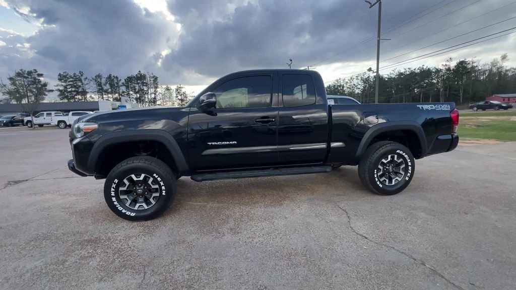 Used 2016 Toyota Tacoma TRD Off-Road w/ Premium & Technology Package image 3