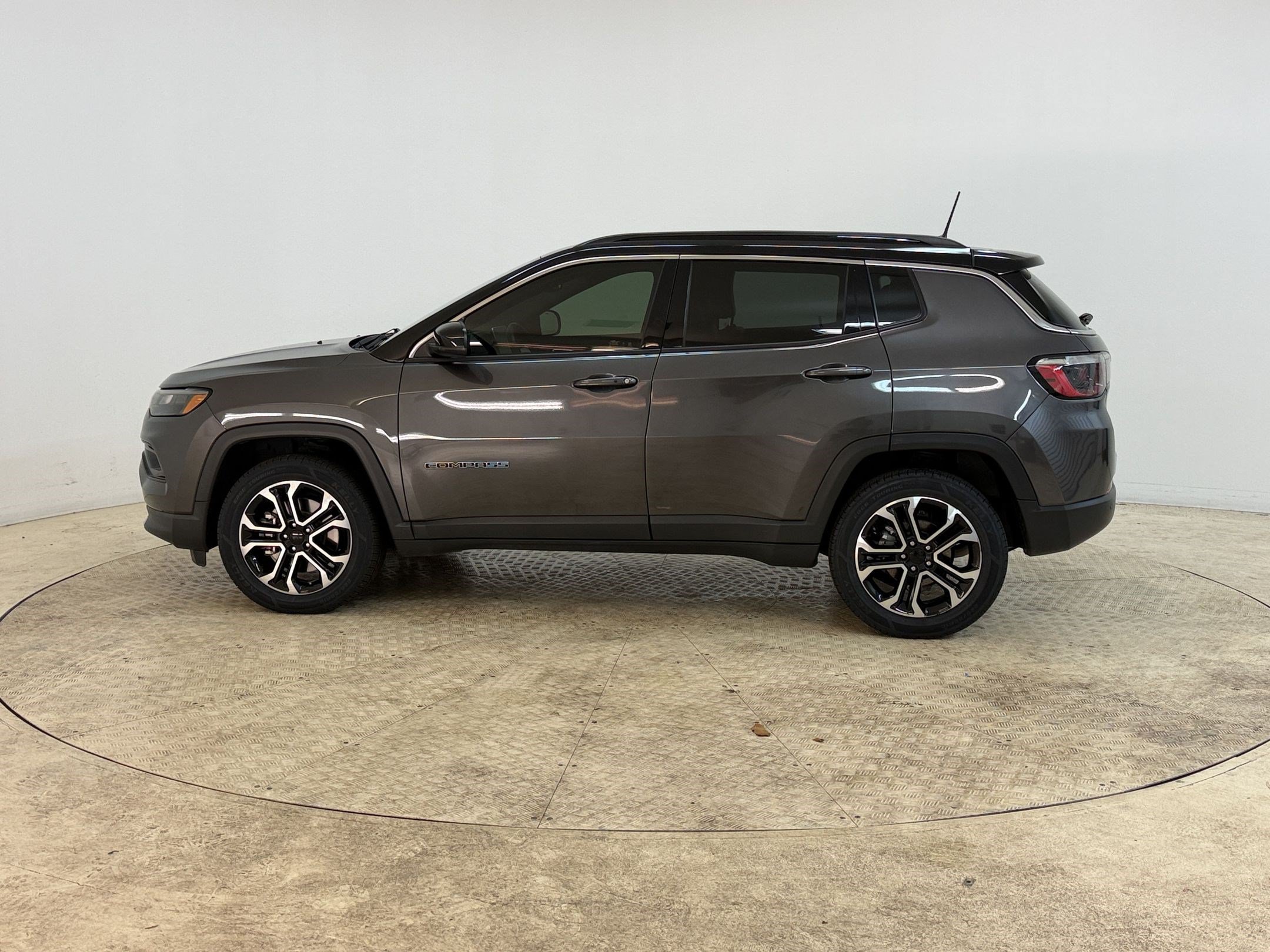 Used 2023 Jeep Compass Limited AWD/4WD image 2