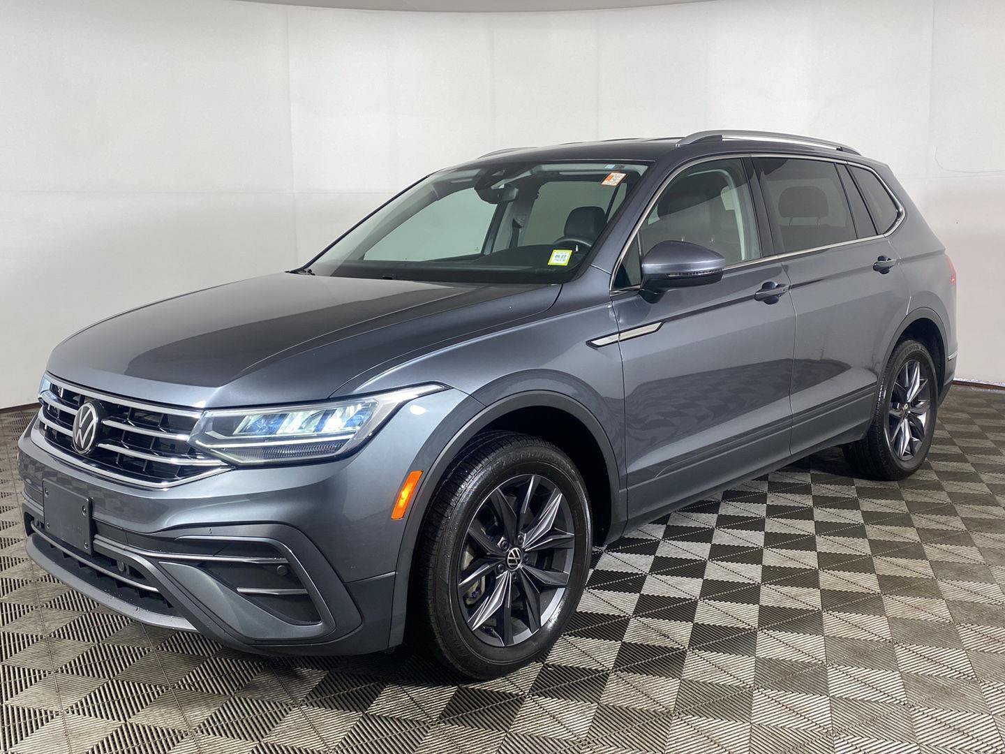 Used 2023 Volkswagen Tiguan SE AWD/4WD image 26