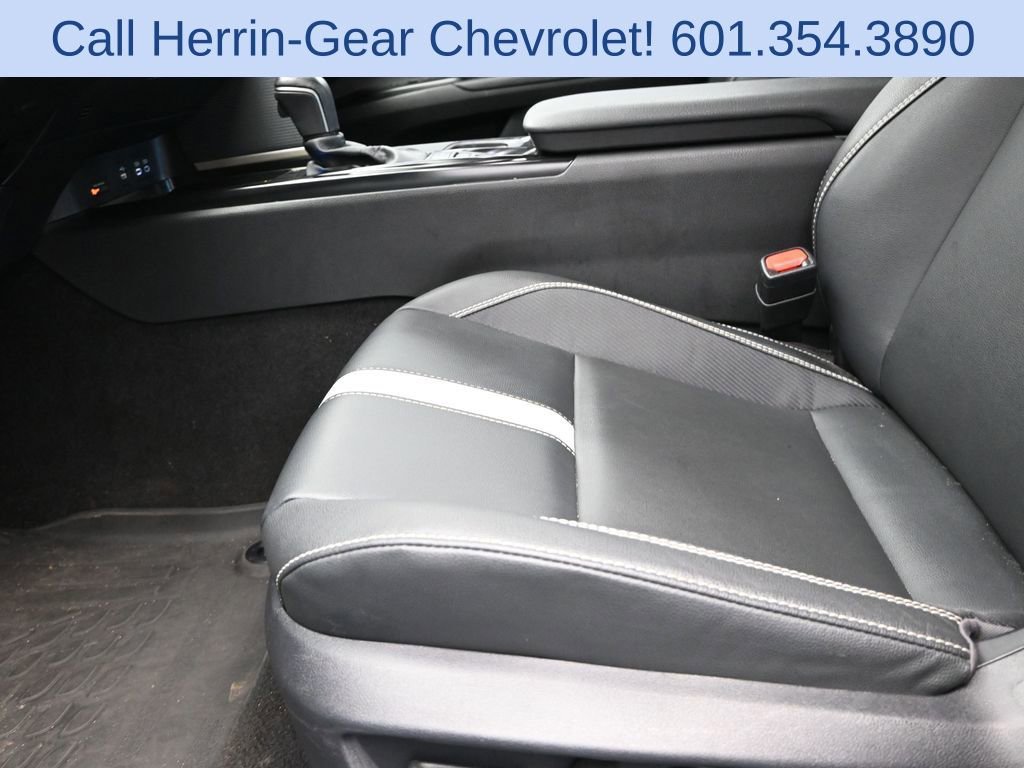 Used 2025 Toyota Camry SE image 13