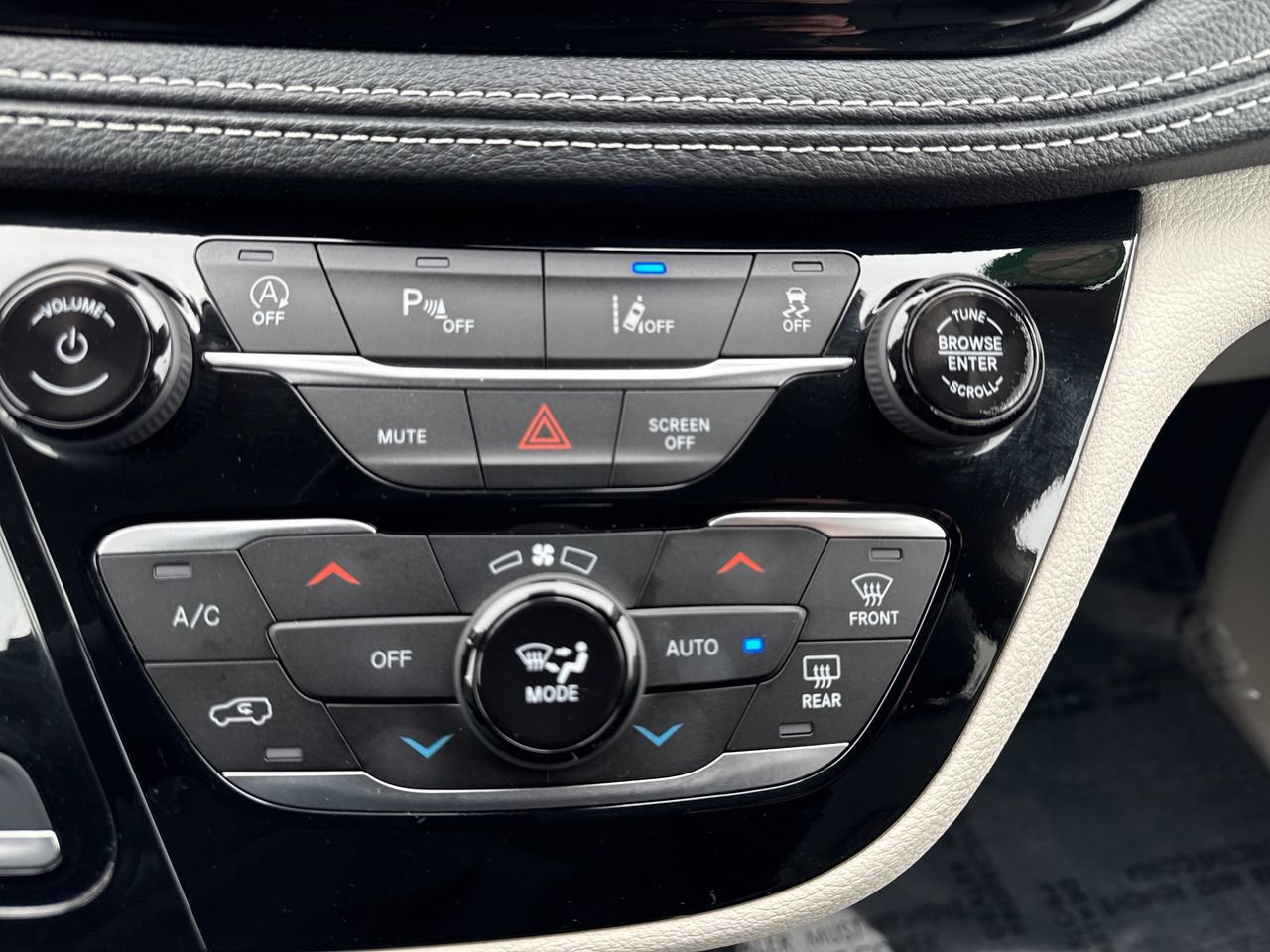 Used 2024 Chrysler Pacifica Touring-L image 23