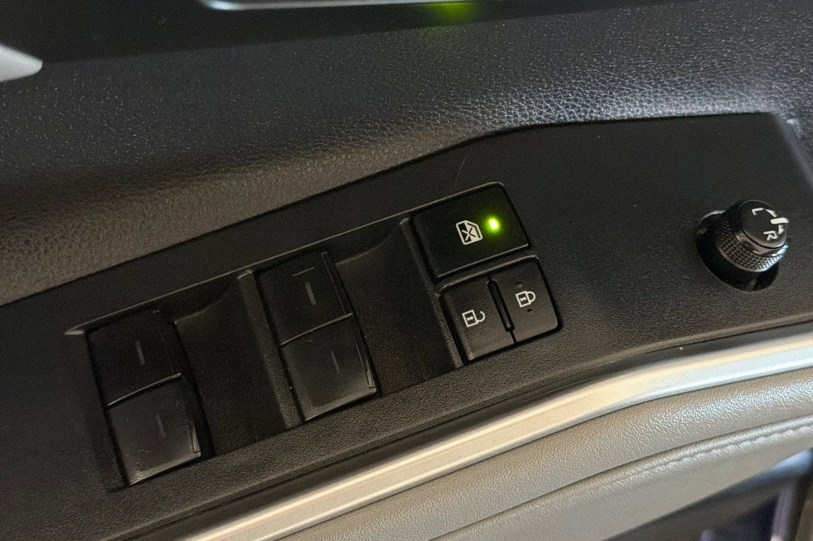 Used 2022 Toyota Highlander XLE AWD/4WD image 16