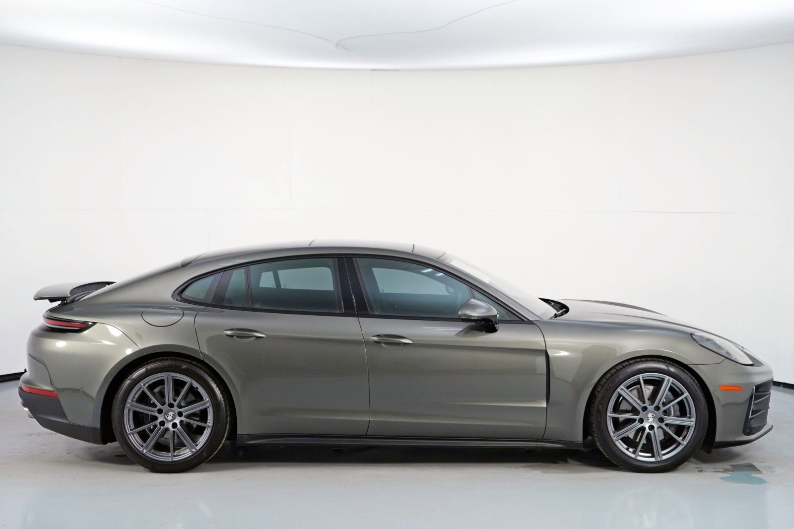 Used 2025 Porsche Panamera w/ Premium Package image 53