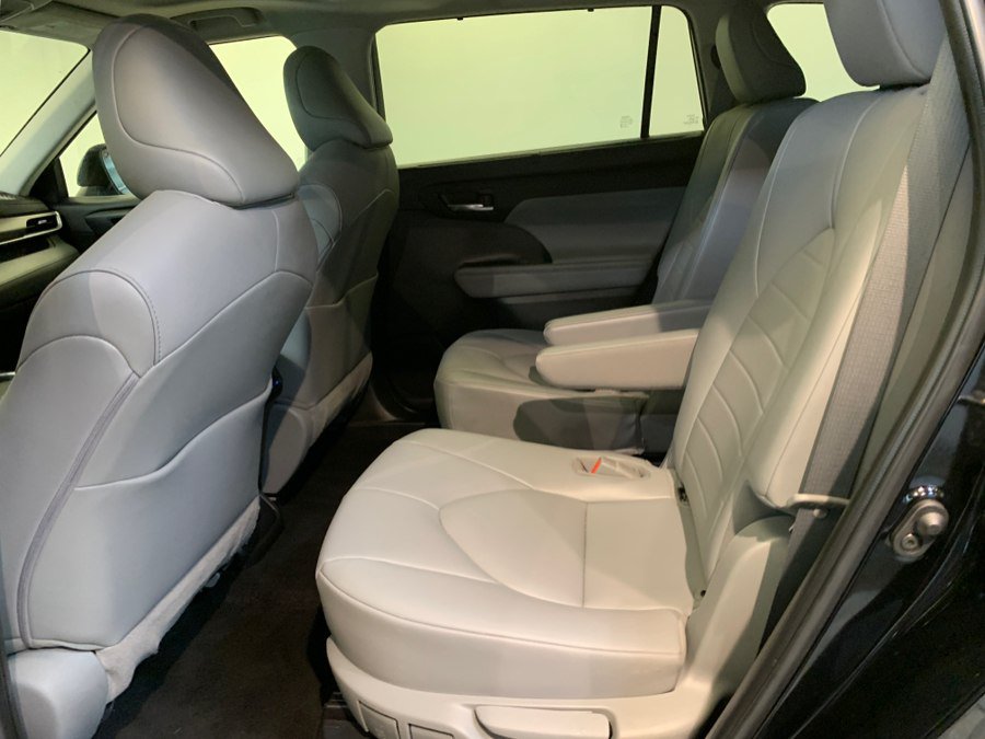 Used 2021 Toyota Highlander XLE AWD/4WD image 45
