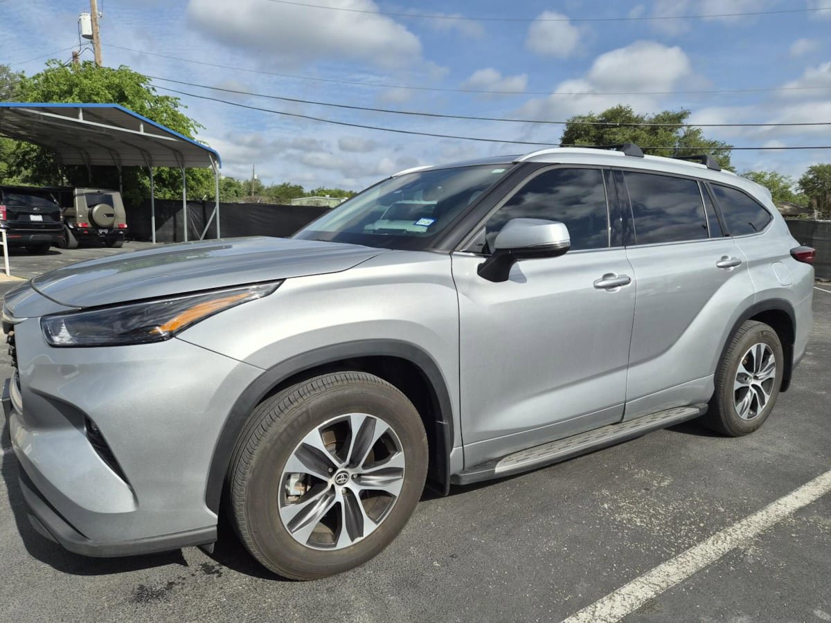 Used 2022 Toyota Highlander XLE FWD image 2