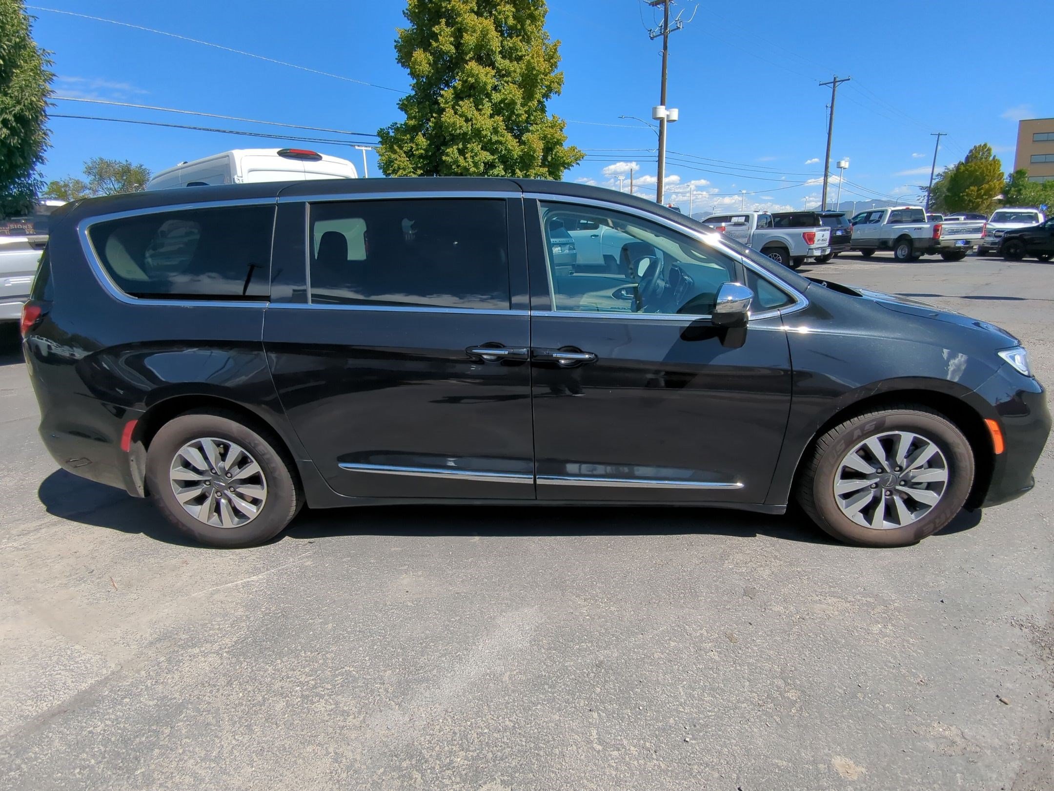 Used 2023 Chrysler Pacifica Limited FWD image 2