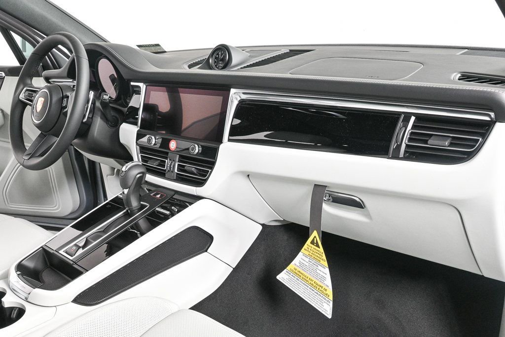 Certified 2025 Porsche Macan image 24