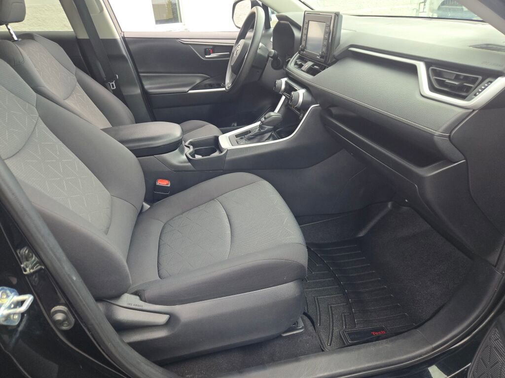 Used 2021 Toyota RAV4 XLE FWD image 6