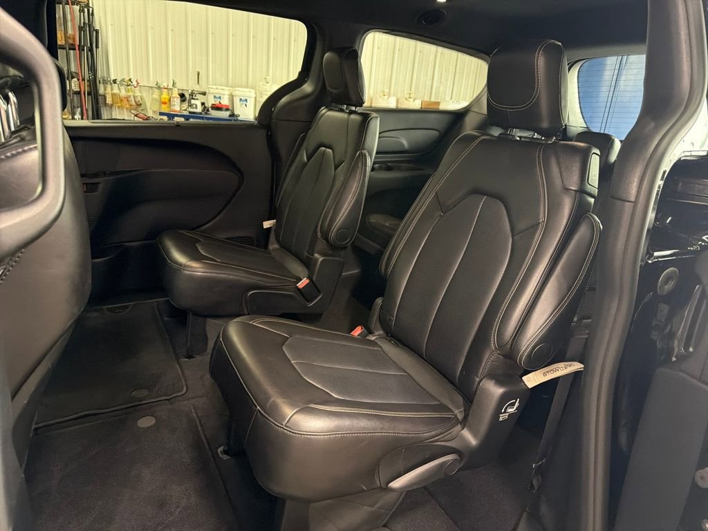 Used 2025 Chrysler Pacifica Select image 13