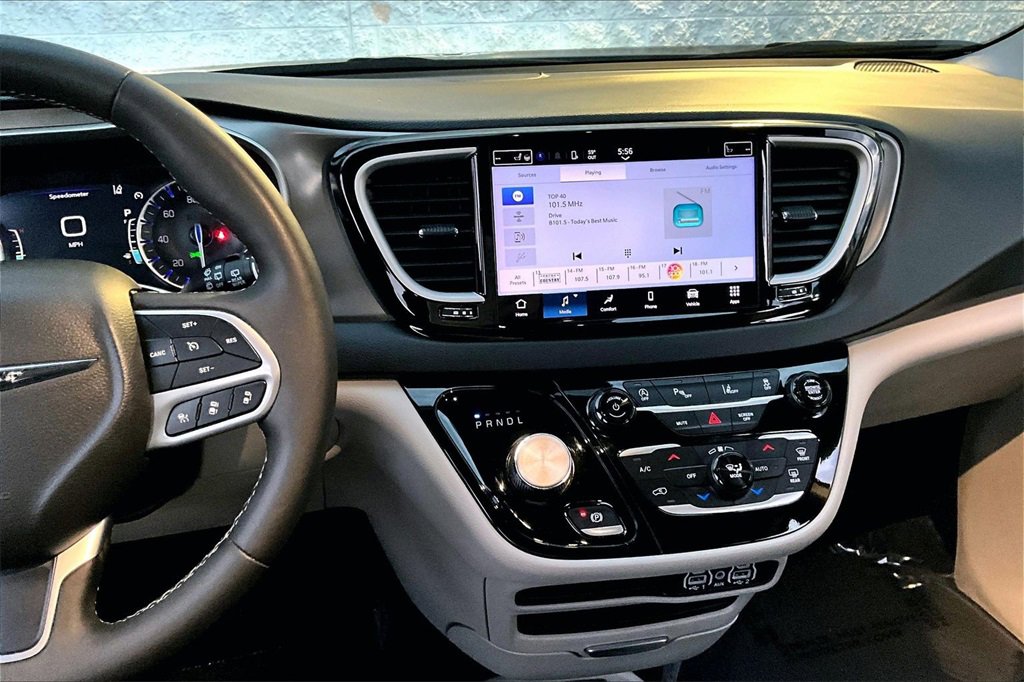 Used 2024 Chrysler Pacifica Touring-L image 5