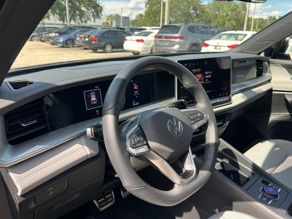 Certified 2025 Volkswagen Tiguan SE R-Line FWD image 21