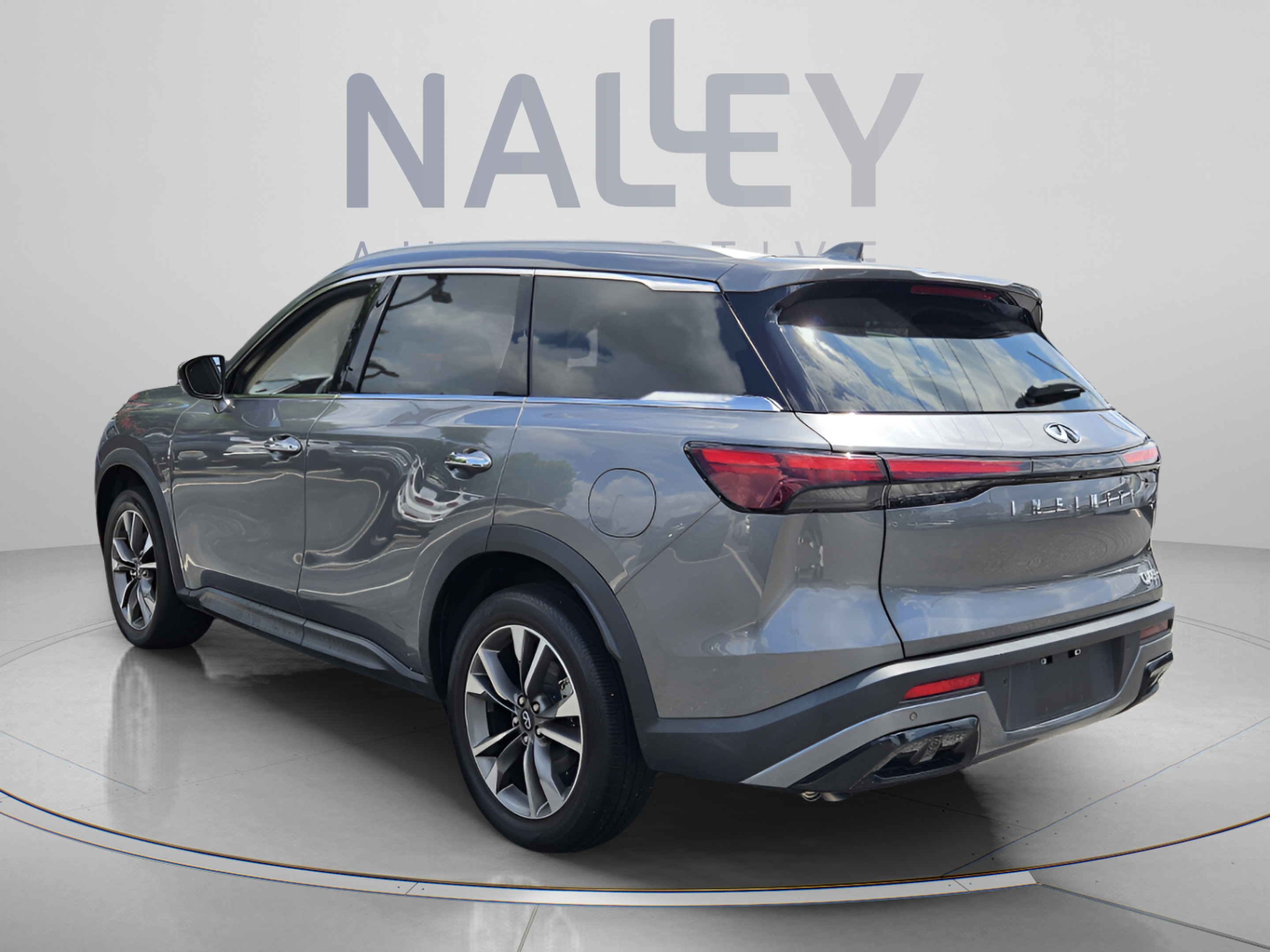 Used 2025 INFINITI QX60 Luxe w/ Vision Package FWD image 3