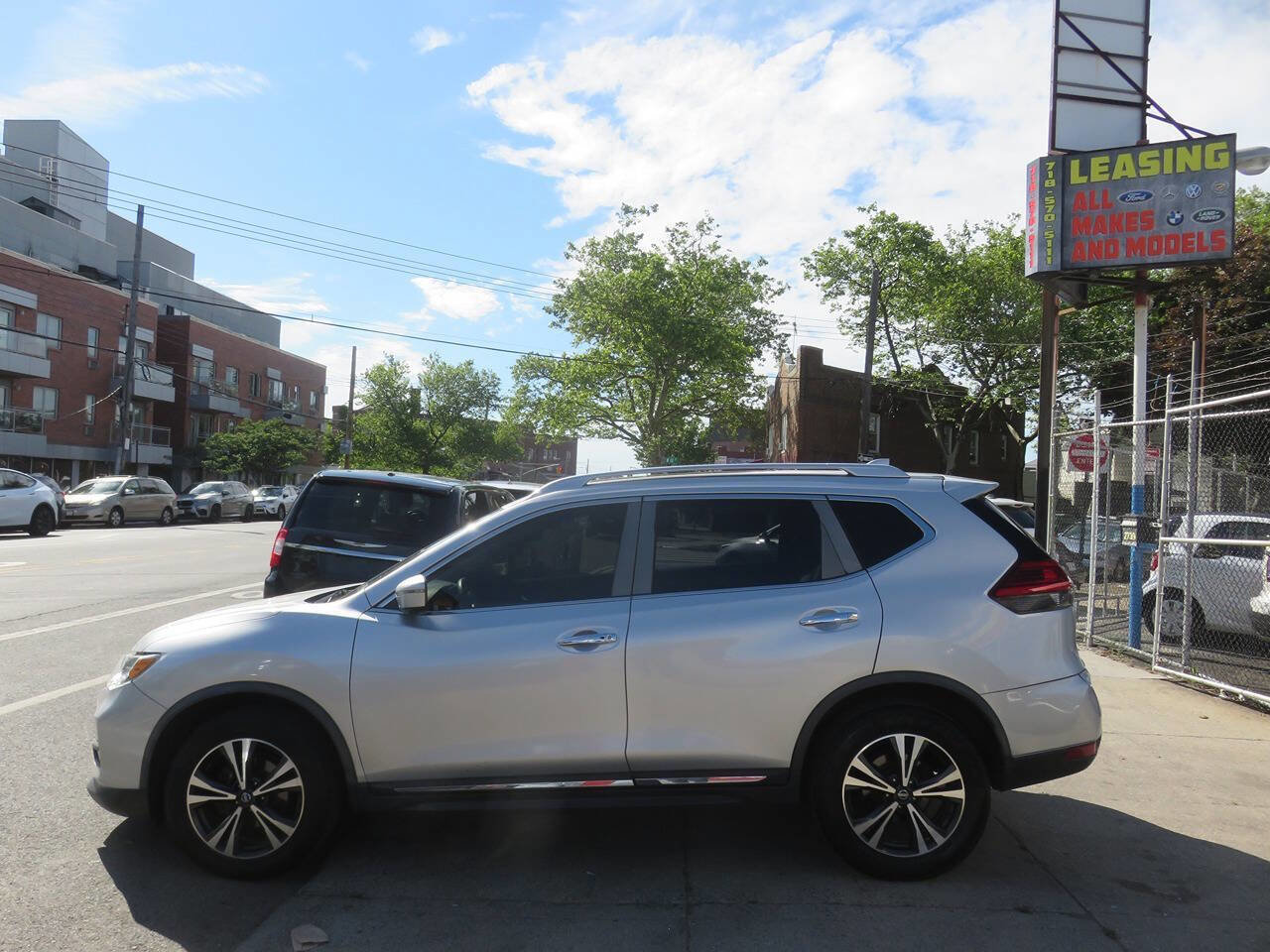 Used 2017 Nissan Rogue SL w/ SL Premium Package AWD/4WD image 6