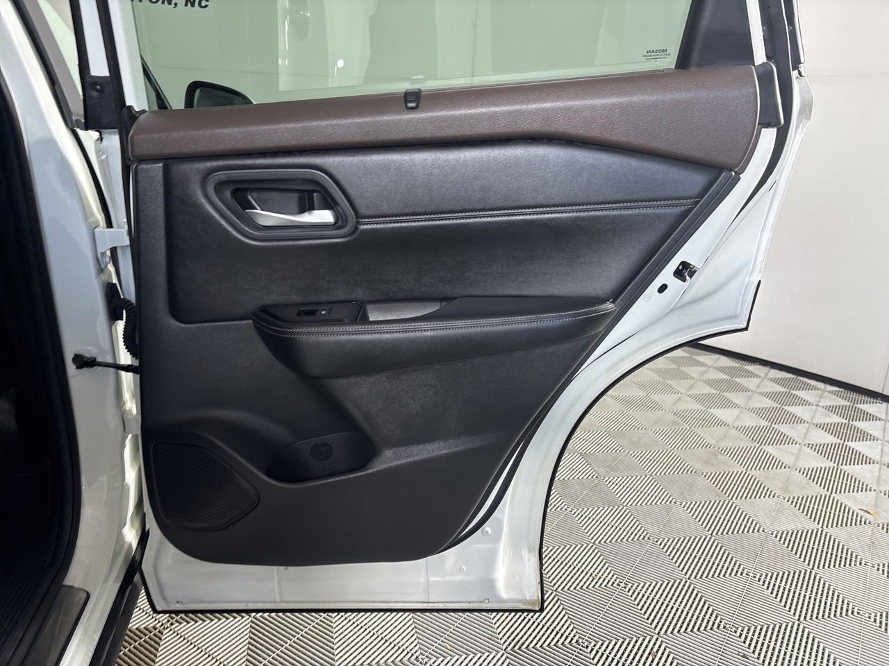 Used 2023 Nissan Rogue SV w/ SV Premium B Package image 27