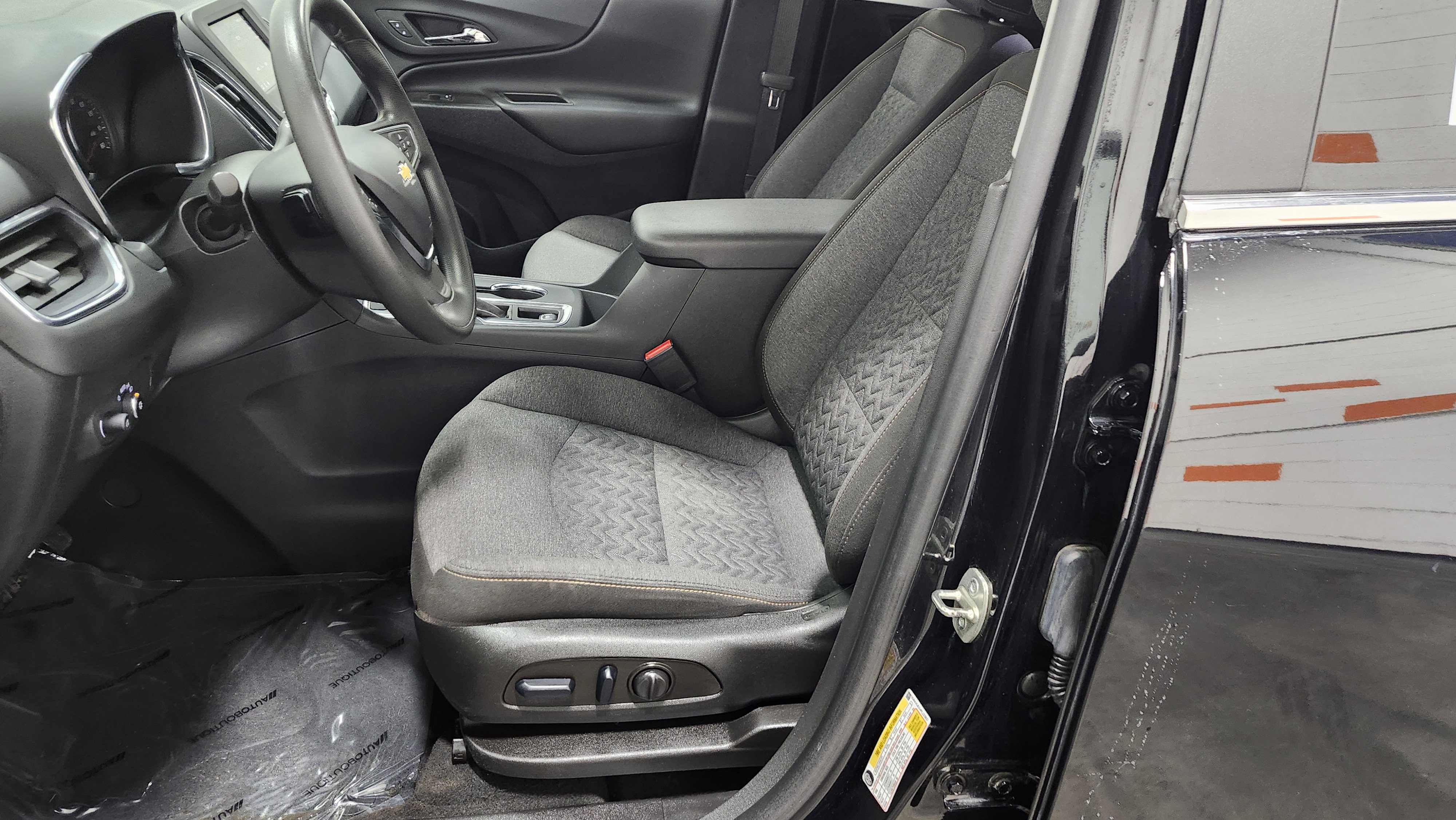 Used 2023 Chevrolet Equinox LT image 23