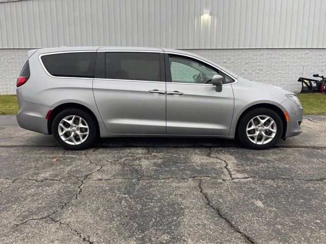 Used 2020 Chrysler Pacifica Touring w/ Tire & Wheel Group image 17