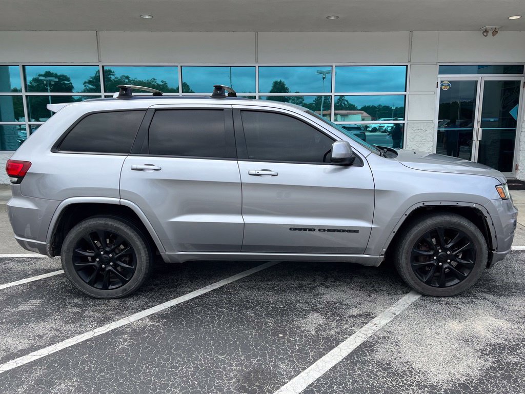 Used 2018 Jeep Grand Cherokee Altitude AWD/4WD image 2