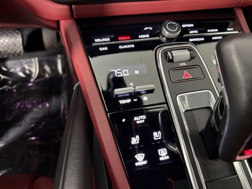 Certified 2022 Porsche Cayenne Platinum Edition image 31