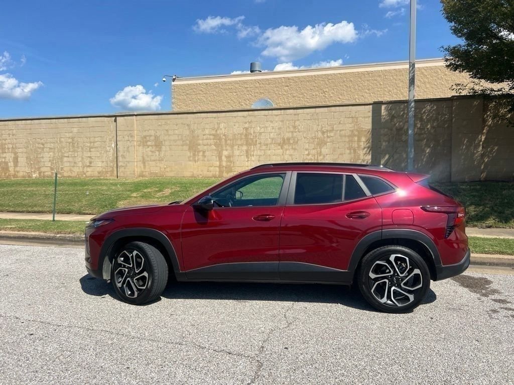 Used 2025 Chevrolet Trax RS w/ Sunroof Package FWD image 5
