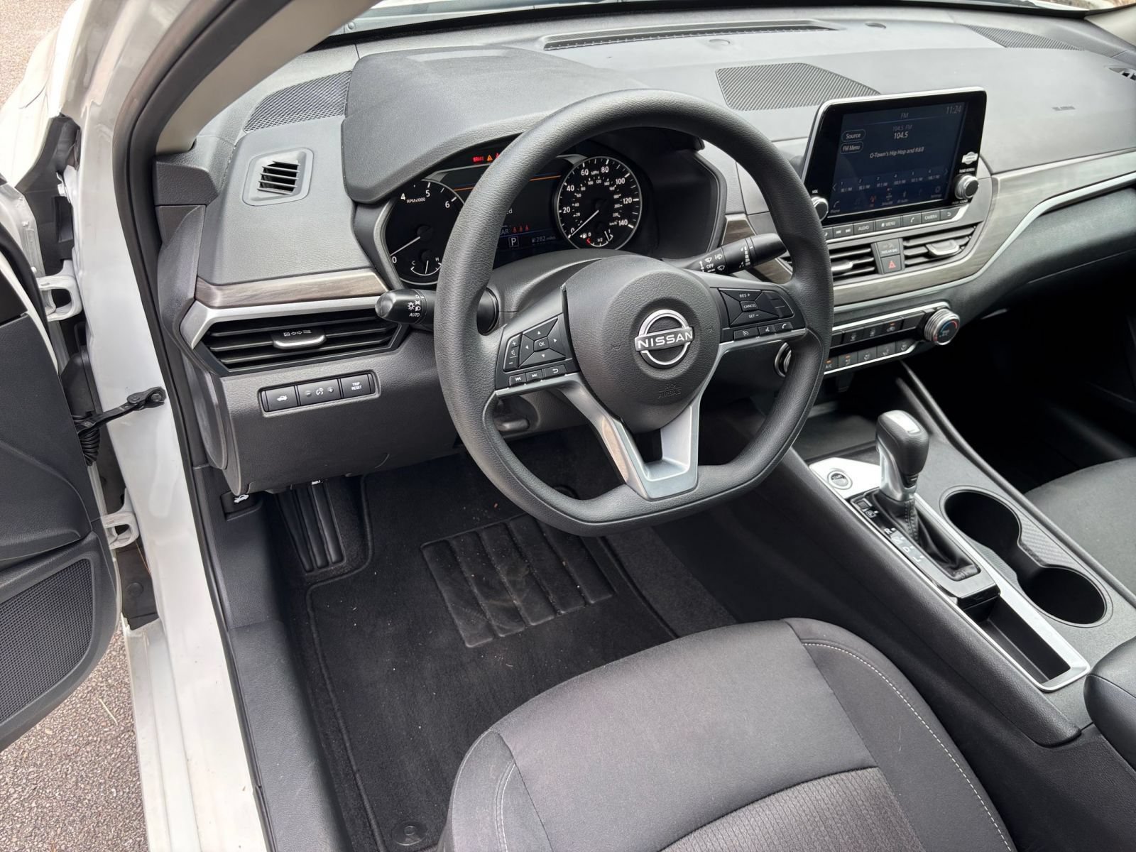 Used 2025 Nissan Altima 2.5 SV FWD image 29