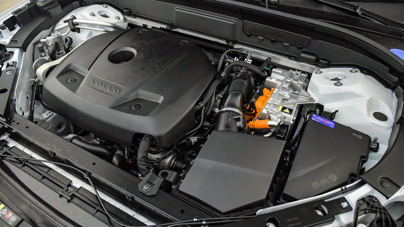 Certified 2025 Volvo XC60 T8 Plus w/ Protection Package Premier image 28