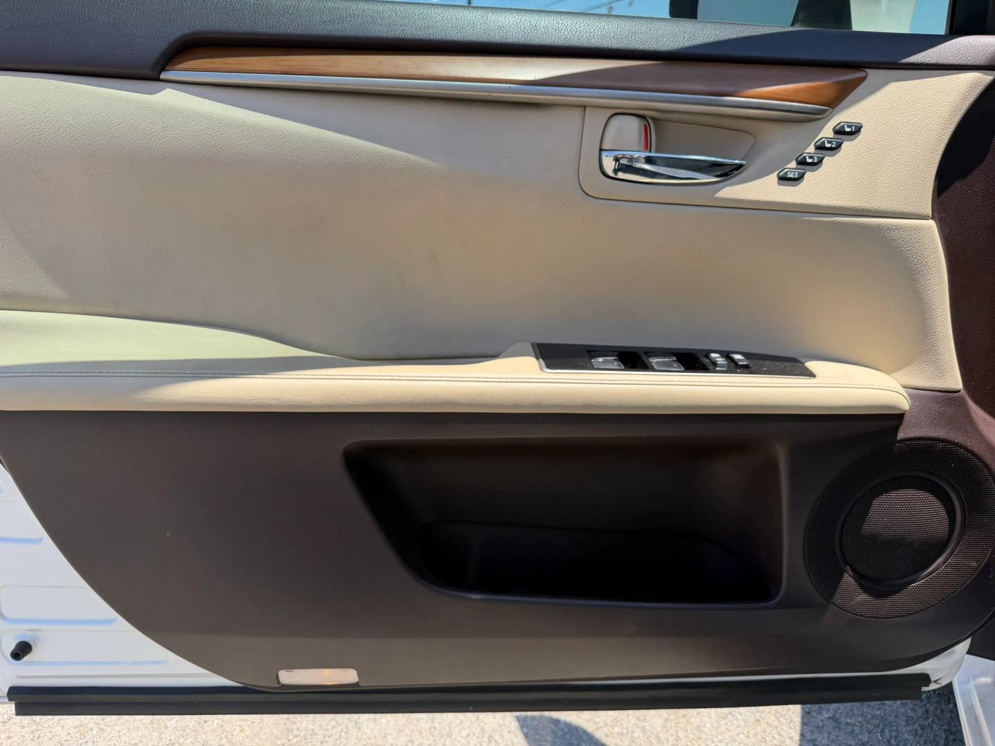Used 2016 Lexus ES 300h w/ Luxury Package w/Wood Trim FWD image 9