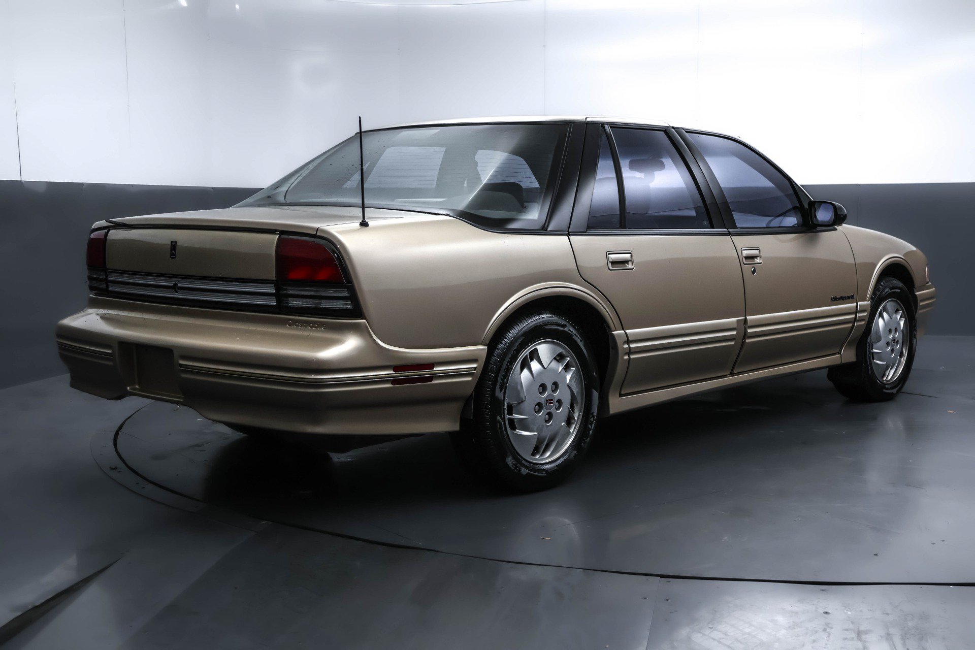 Used 1994 Oldsmobile Cutlass Supreme S FWD image 27