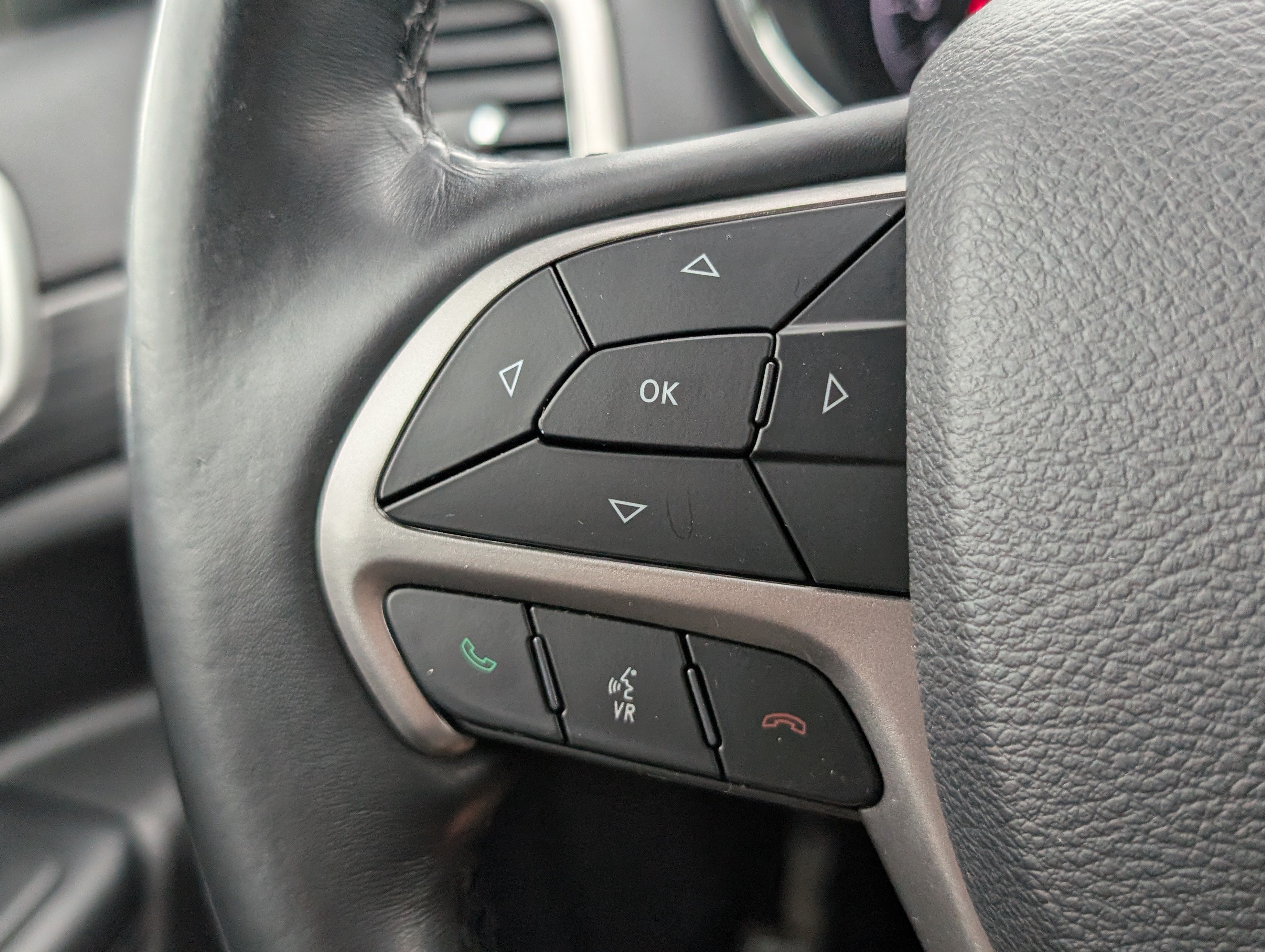 Used 2019 Jeep Grand Cherokee Laredo AWD/4WD image 23