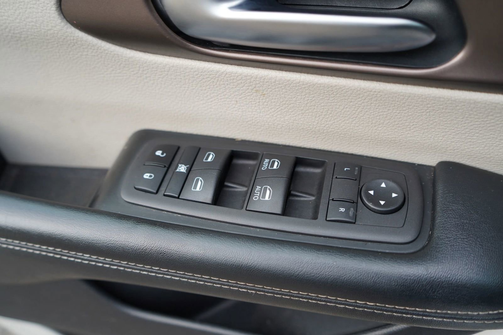 Used 2021 Chrysler Voyager Lxi image 12