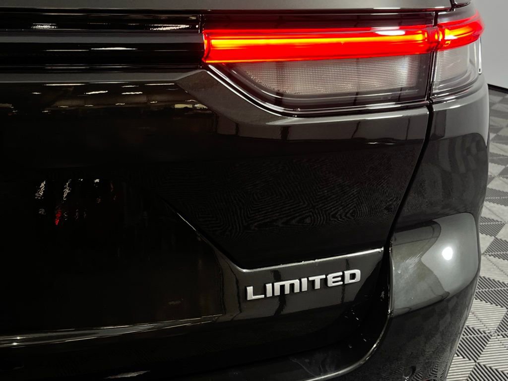 Used 2024 Jeep Grand Cherokee Limited w/ Luxury Tech Group II image 16