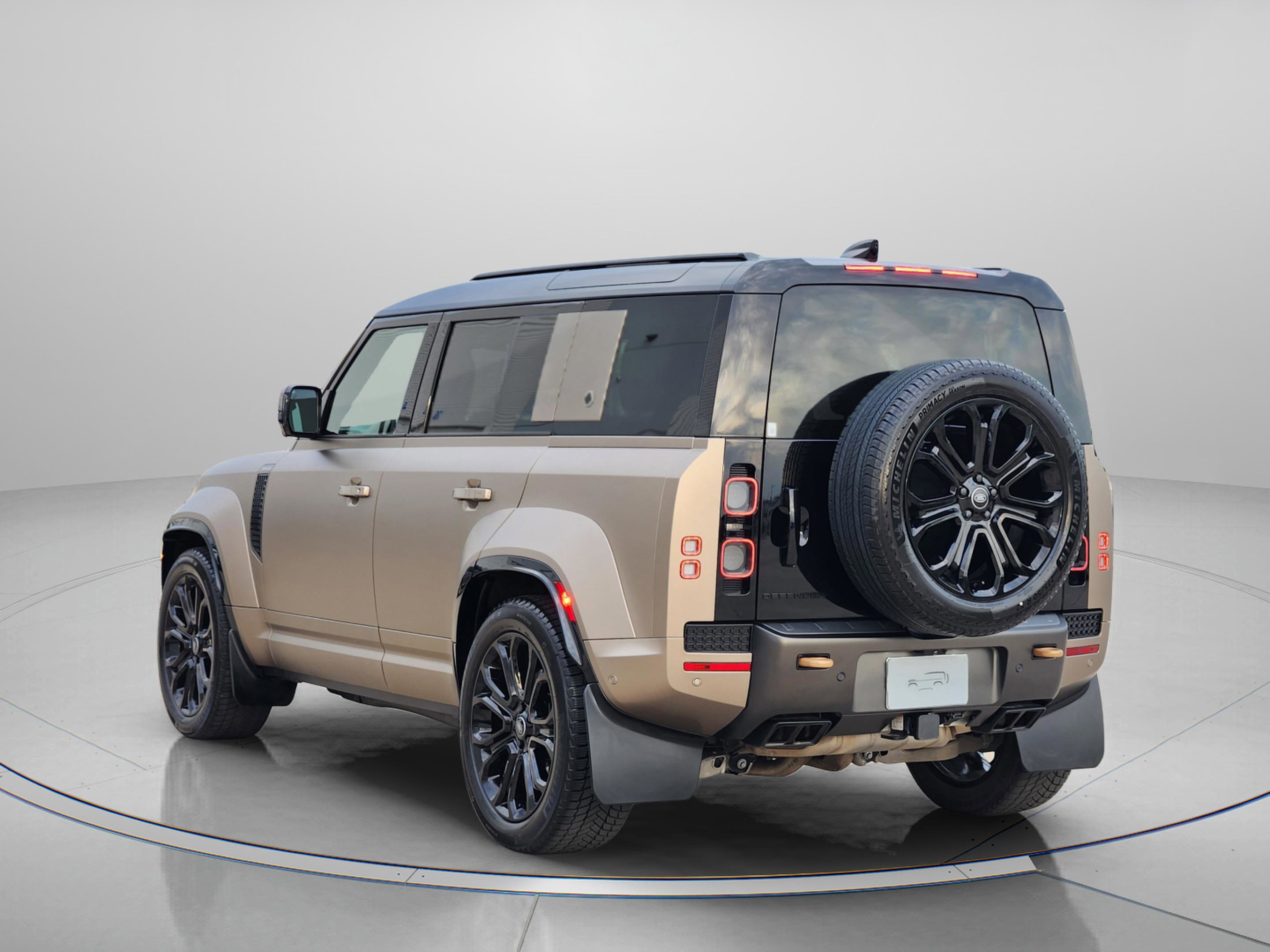 Used 2025 Land Rover Defender 110 image 3