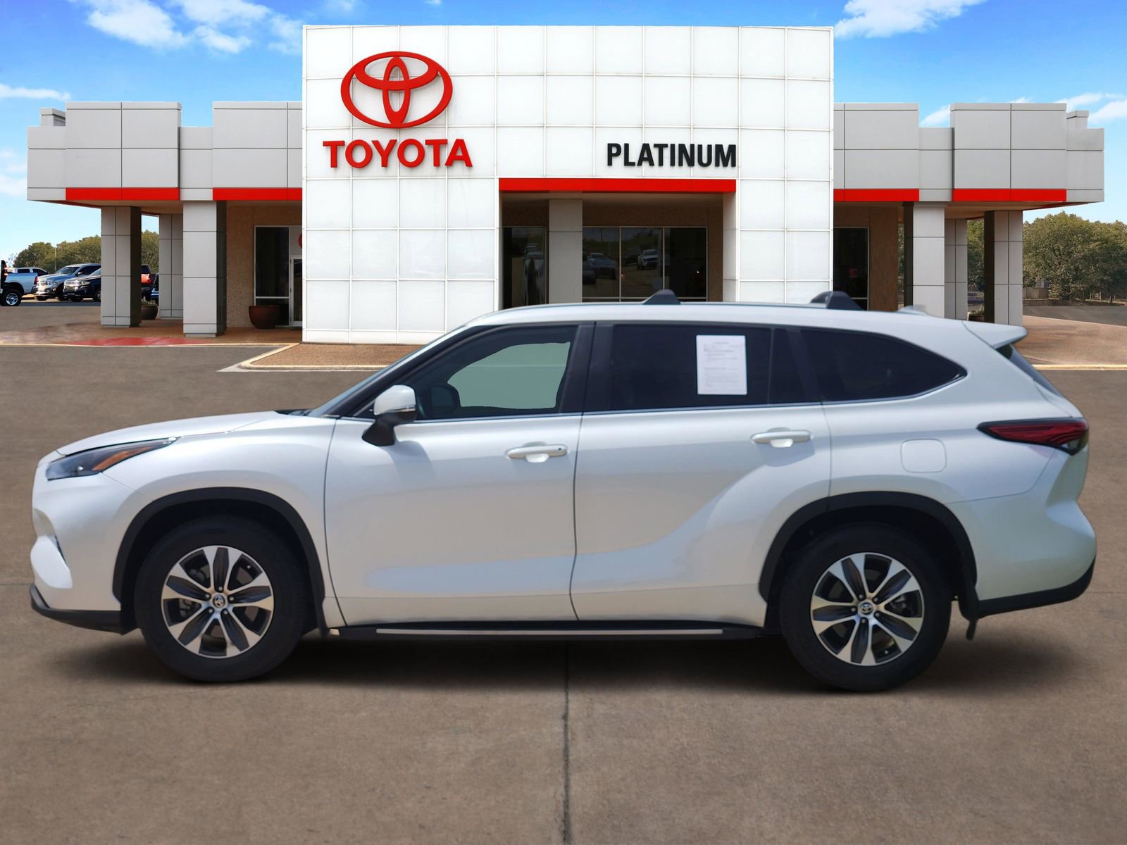 Used 2023 Toyota Highlander XLE FWD image 3