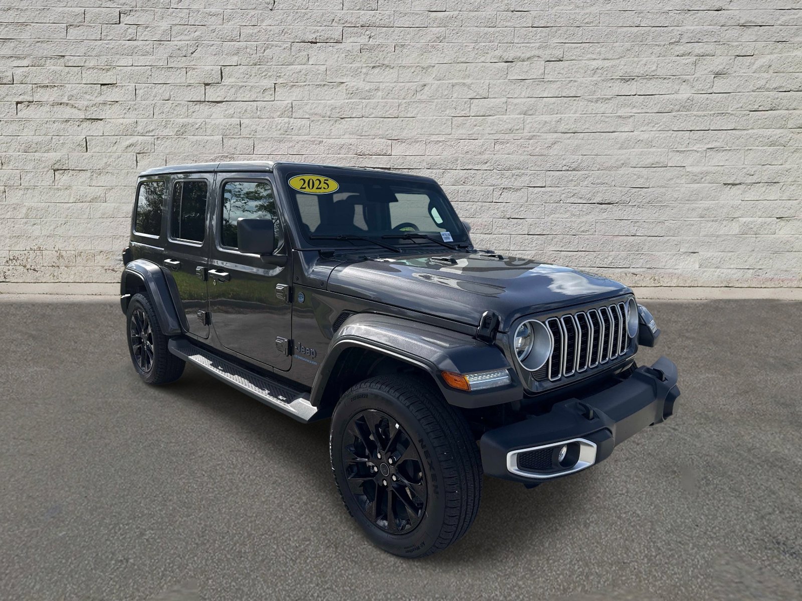 Used 2025 Jeep Wrangler Sahara image 3